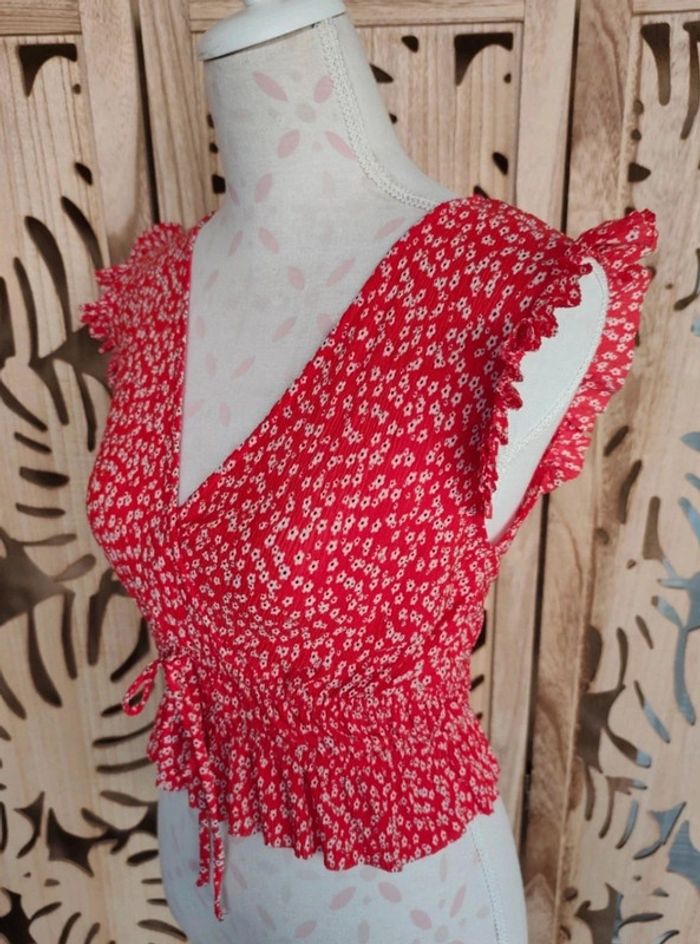 Top court fleuri rouge et blanc - Effet taille smockée et lien à nouer - Taille XS Bershka - photo numéro 3
