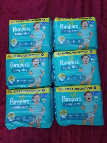 Six paquets de couches Pampers baby-dry T5+ taille 5+