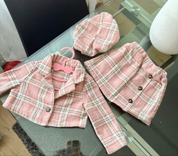 Ensemble bébé fille veste chapeau et jupe 6 à 9 mois rose