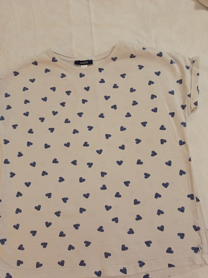 Marque Okaïdi taille 10 ans 140 cm polo manches courtes avec petit revers en Manche couleur blanc avec des petits cœurs bleus voir photos - photo numéro 4