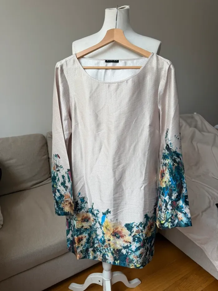 Jolie robe satinée motif XL/42