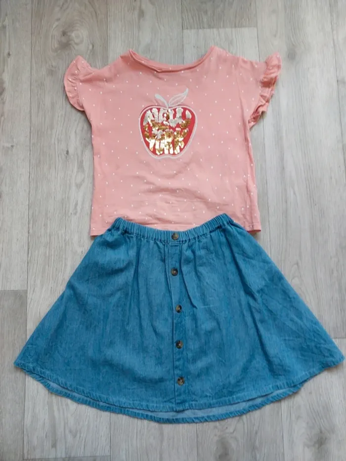 Joli ensemble t-shirt volanté + jupe 7A