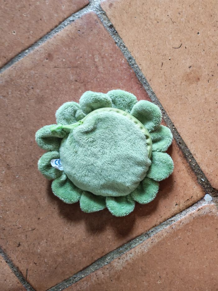 Peluche doudou soleil salade PLANETE BLEUE vert poche fourre tout 16,5 cm - photo numéro 4
