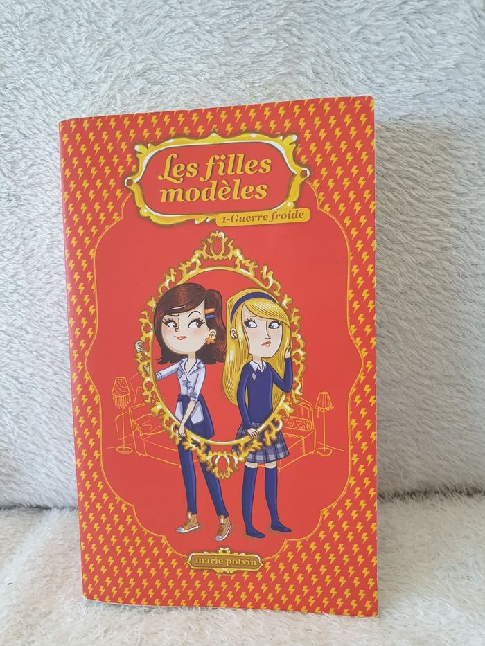Livre Les filles modèles neuf