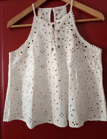 Top Hollister t.XS 100% coton dentelles 
couleur crème