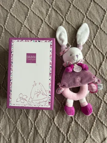 Doudou lapin cerise hochet