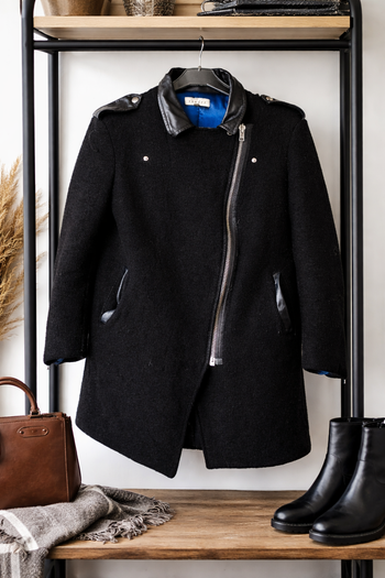 Manteau Sandro noir T36 – Coupe moderne zippée asymétrique – Très bon état