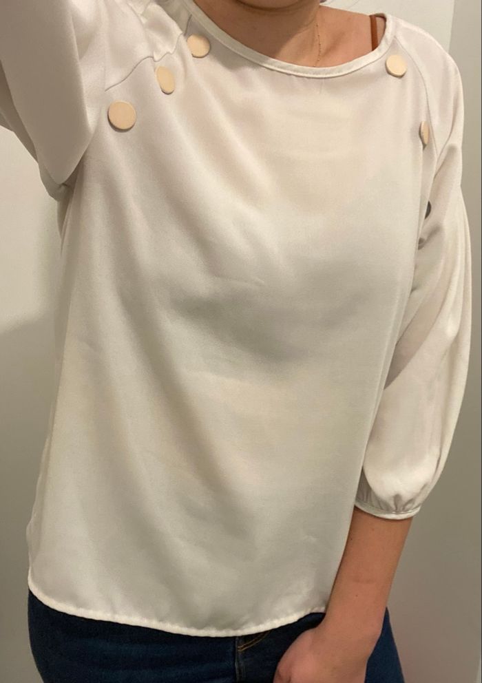 Blouse blanche avec boutons - photo numéro 2