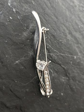 Magnifique broche argentée avec strasses