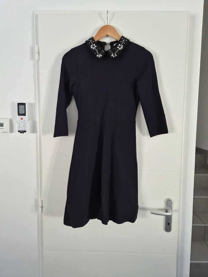 Robe bleu marine a col en velours perlé Morgan