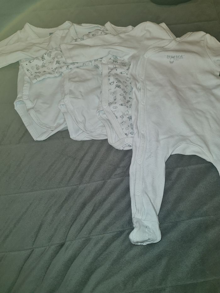 Lot de 3 body + 1 pyjama