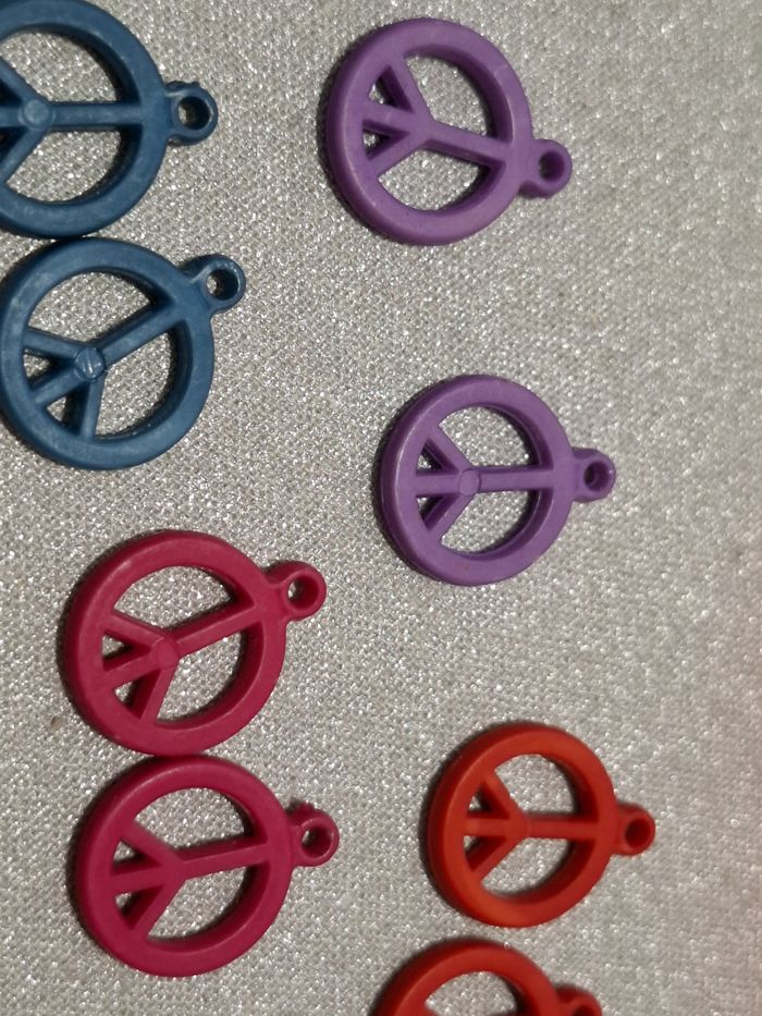 Joli lot neuf de 24 breloques/charms "Peace and Love" idéal pour bijoux - photo numéro 3