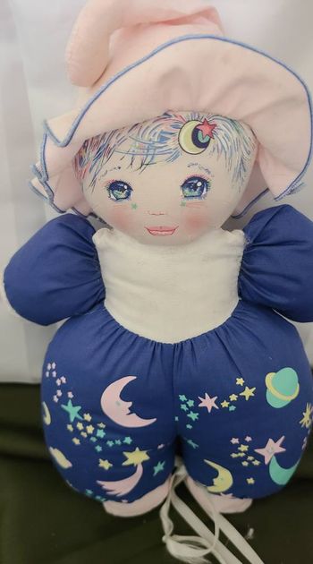 POUPEE MUNDIA DOUDOU BLEU NUIT LUNE ETOILE PLANETE BONNET ROSE - Mundia
