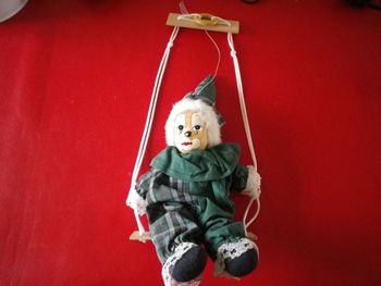 PIERROT VERT SUR BALANCOIRE