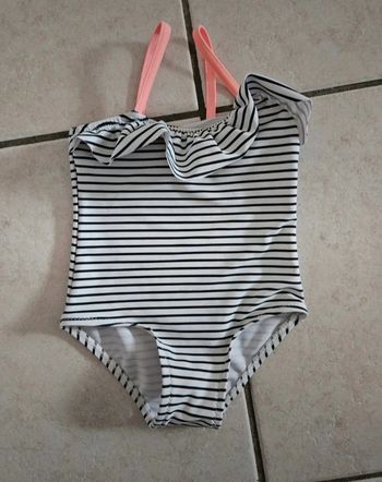 Maillot de bain 1 pièces.
18 mois 
Kiabi