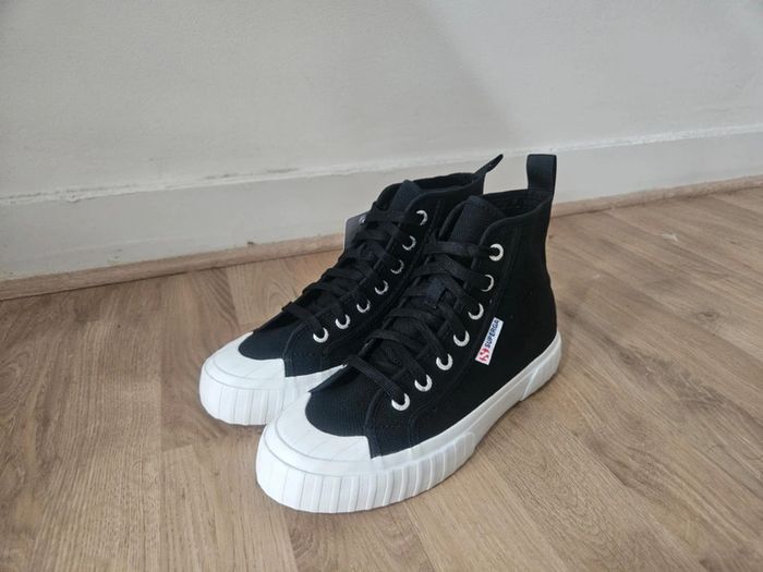 Baskets Superga noires neuves jamais portées dans leur boîte d'origine taille 37