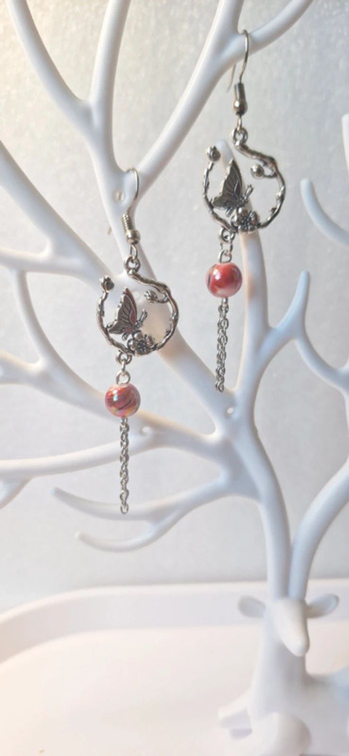 Boucles d’oreilles papillon perle rouge – Fait main - photo numéro 4