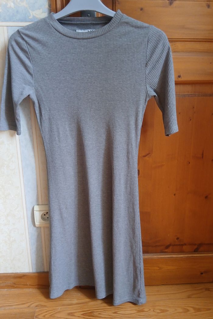 Robe grise près du corps