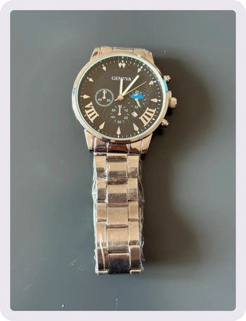 Montre à chaîne argentée à cadran noir