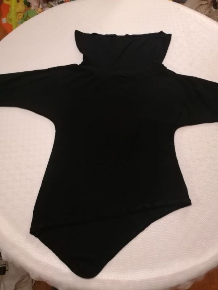 Pull bien epais grand col plus long d'un côté en bas comme neuf