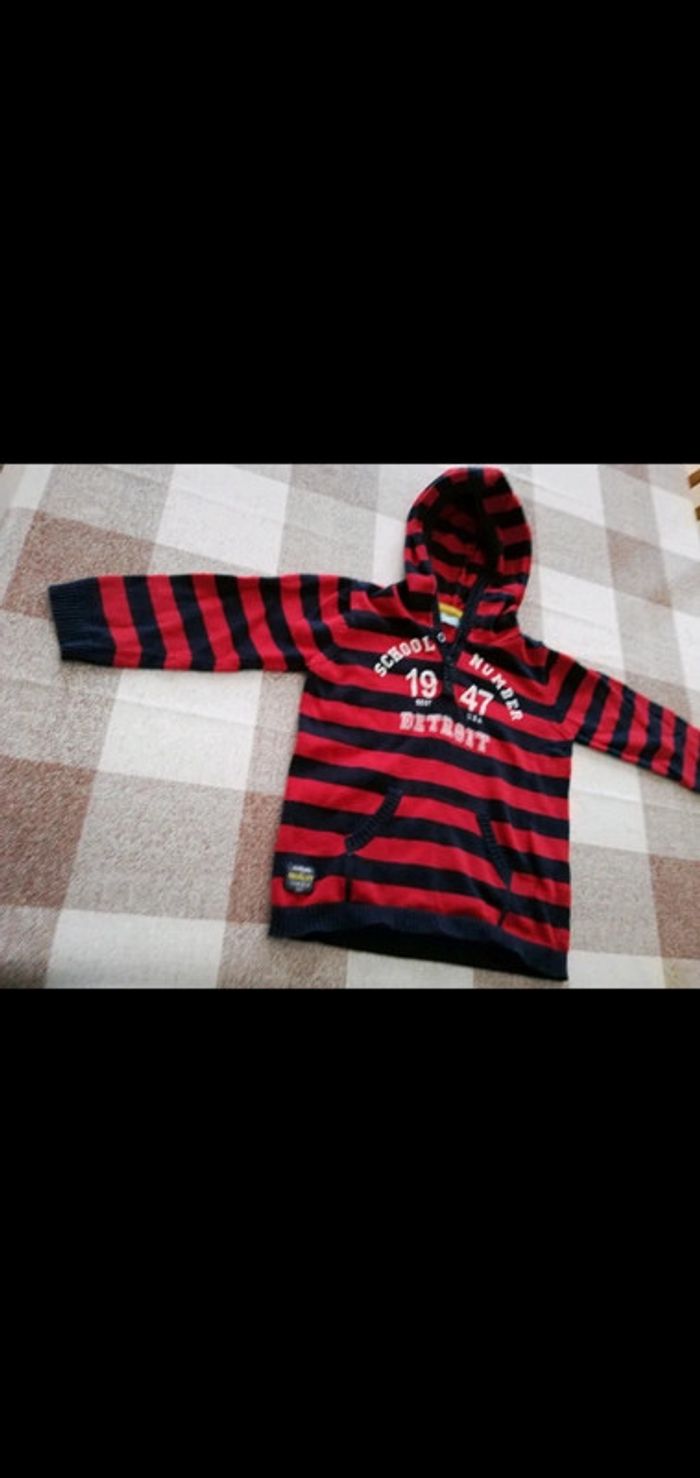 Sweat rayé à capuche noir/rouge Gémo 3 ans