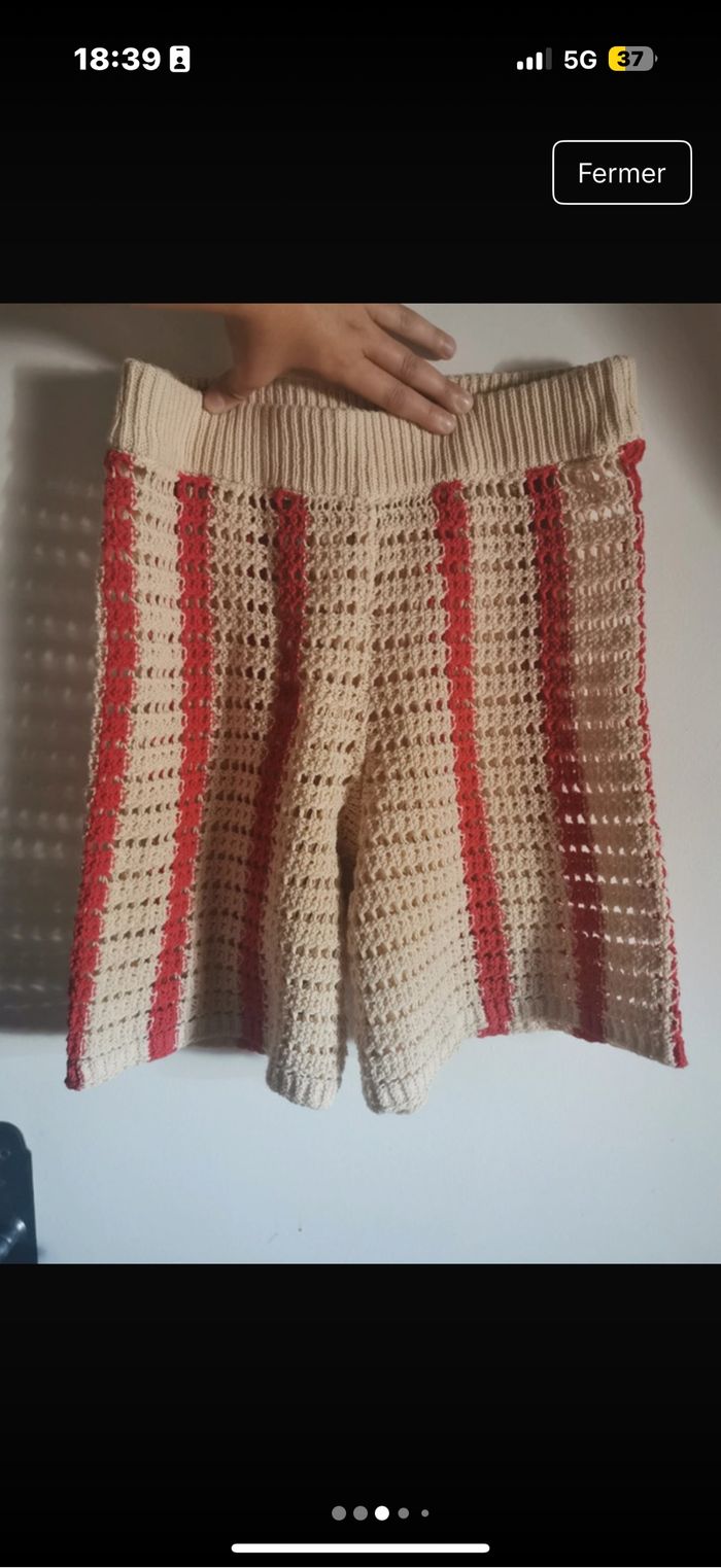 ensemble Zara composé d'un pull gilet et son short en maille de couleur beige et rouge. - photo numéro 5