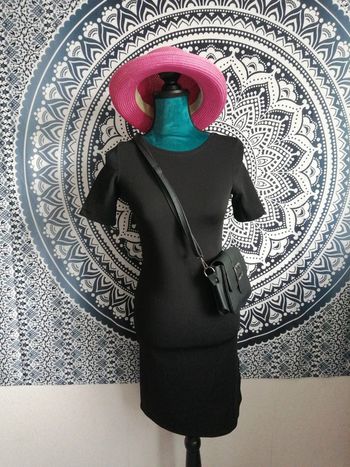Robe noire moulante manches courtes fente sur le côté / Clp/ (XS)