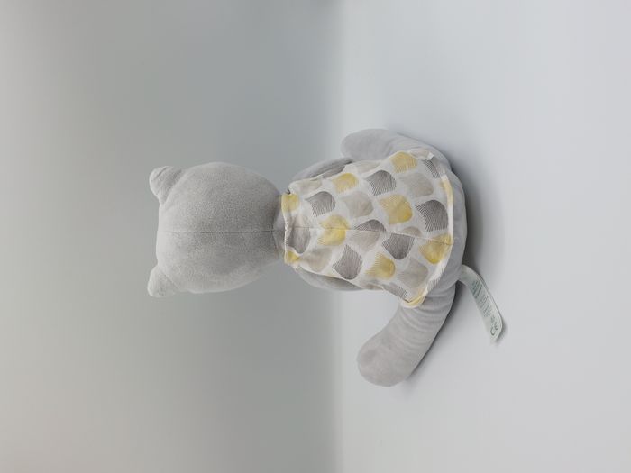 Peluche doudou chat gris OBAIBI yeux dormeurs tee-shirt motif coquillage ? Jaune - photo numéro 3