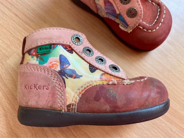 Belle paire de chaussures/bottines en cuir Kickers rose avec hologramme T. 21 fille - photo numéro 5