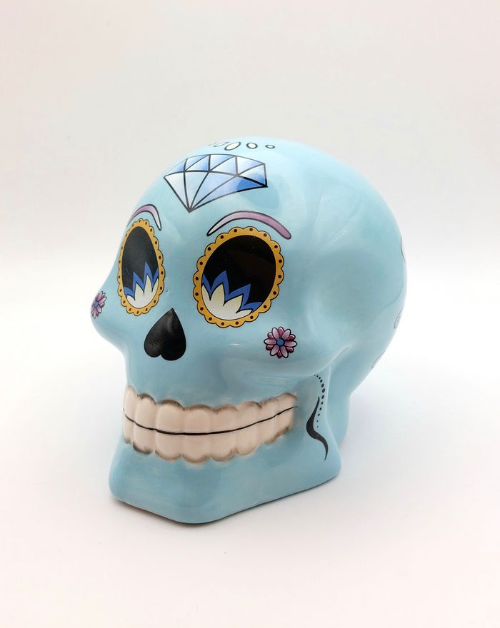 Tirelire tête de mort céramique bleue Puckator style mexicain comme dans le film Coco hauteur 10 cm