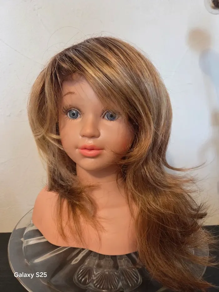 Perruque blonde léchée châtain longue
