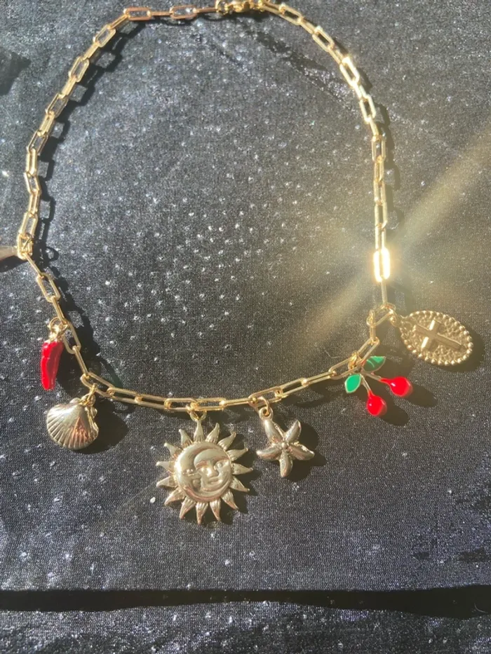 Collier breloques dorées rouges - photo numéro 2