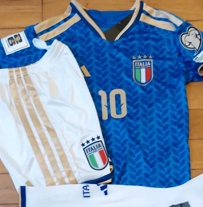 Magnifique tenue Italie (2026-27 nouveau) taille 10 ans bleu domicile - photo numéro 2