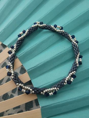 Bracelet perles bleu mat et argentées fait main