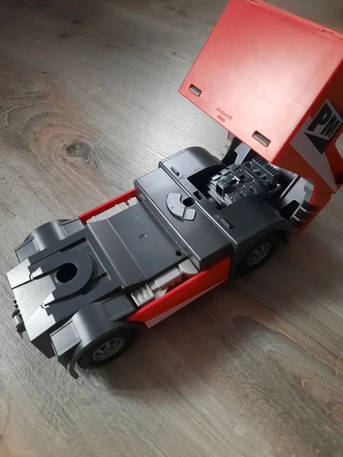 Tracteur routier avec grande remorque 'city action' - photo numéro 6