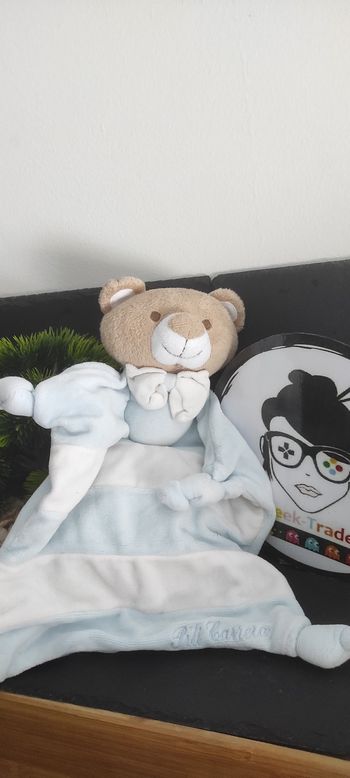 doudou ours plat noeud papillon bleu blanc rayure pili carrera noeud DD003113
