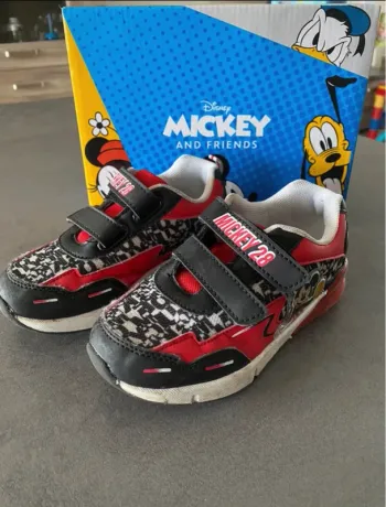 Baskets Mickey Kiabi taille 28
