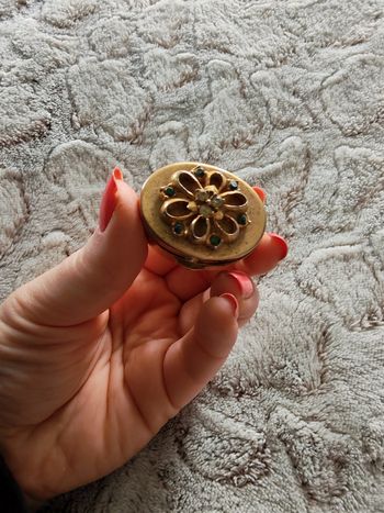 Petite boîte à souvenir en métal doré vintage dessus fleur en pièrres