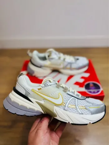 Nike V2K run Kaki Metallic Argent Taille 40