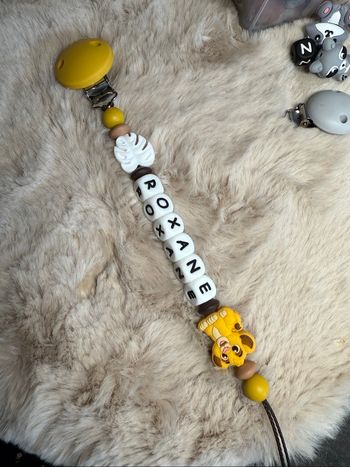 Attache tétine  roi lion