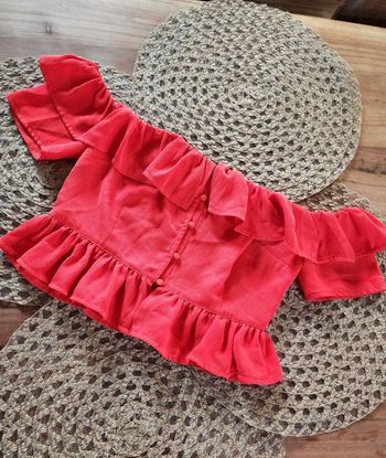 Haut court à volants