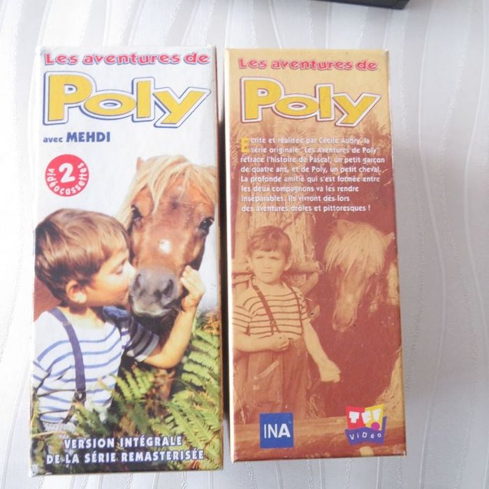 2 vidéocassettes Aventures de Poly, version intégrale de la série, écrit et réalisé par Cécile AUBRY