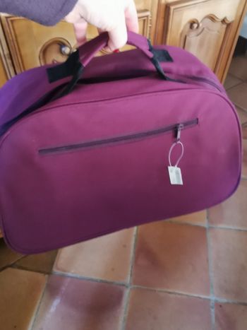 Trousse violette neuve