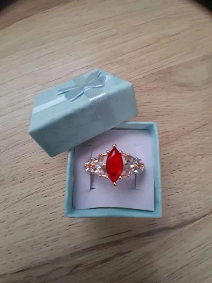 Bague pierre,couleur Rouge, style Bohème, taille 60 petits strass couleur dorée