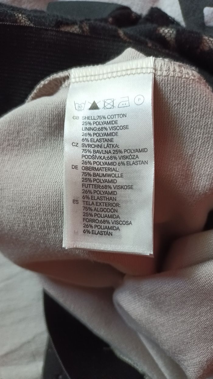 Jupe courte en dentelle noir avec doublure épaisse  de couleur beige . - photo numéro 4