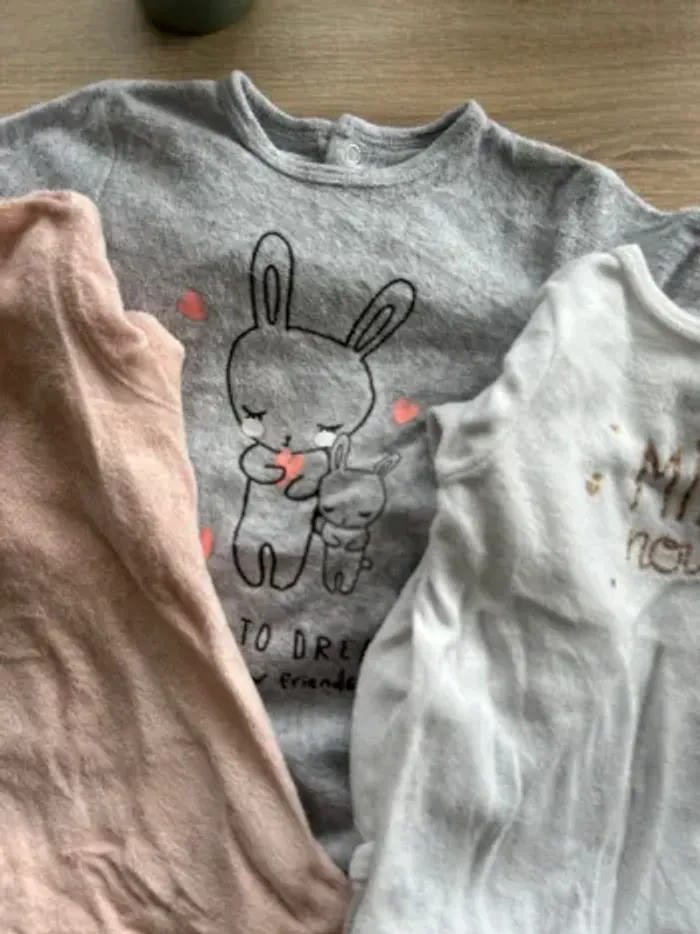 3 pyjamas - photo numéro 3