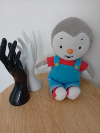 Peluche T'choupi 30cm classique modèle écolier salopette doudou