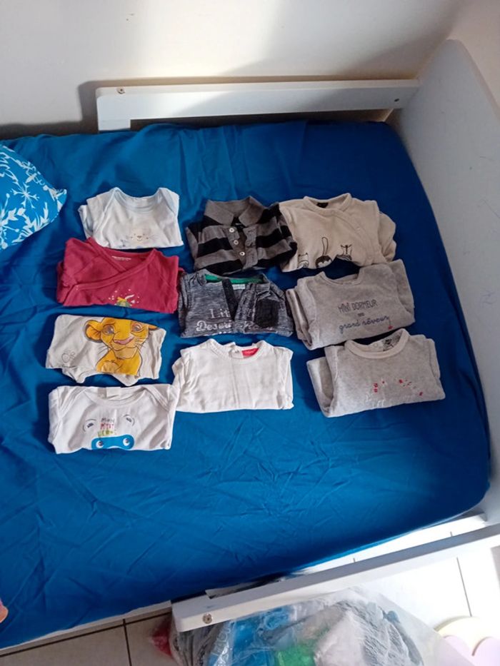 Lot bodie / pyjama /garçon 6 mois - photo numéro 2