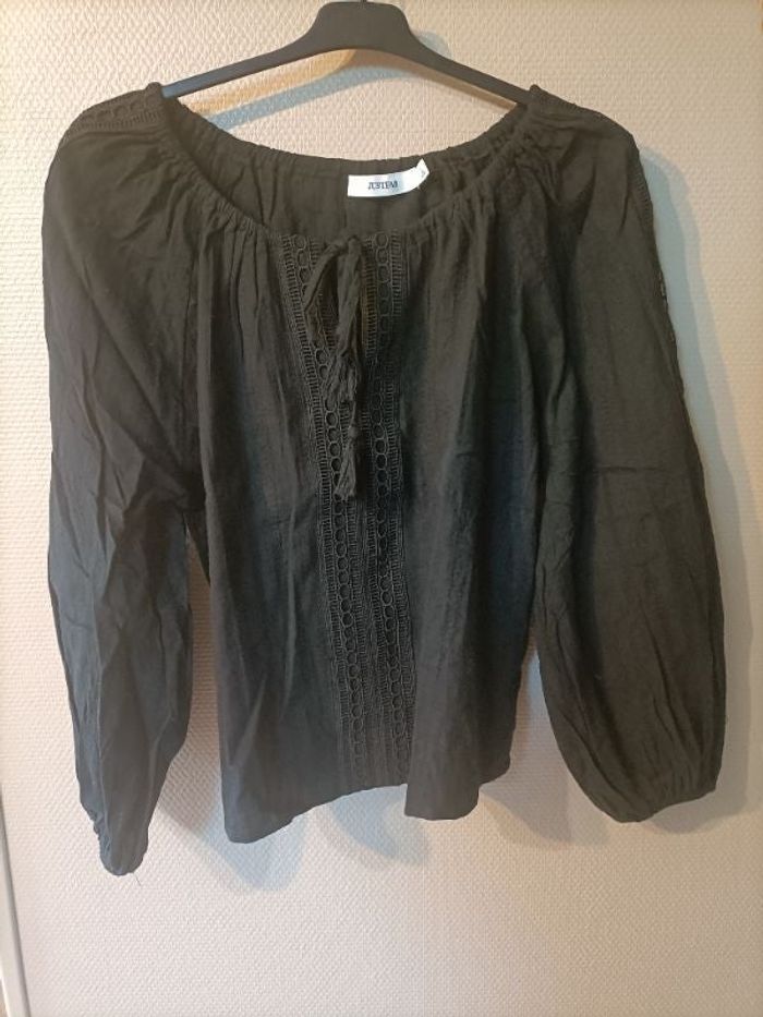 Blouse noir avec dentelle broderie