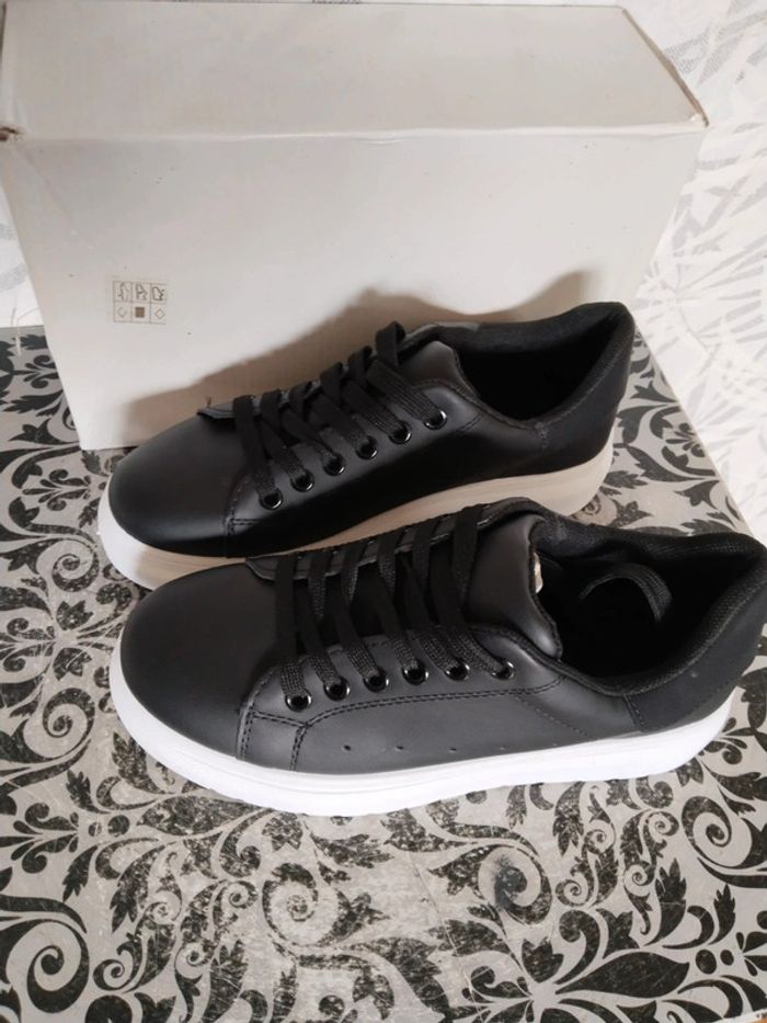 Sublimes baskets femme grosses semelles pointure 37 - photo numéro 2